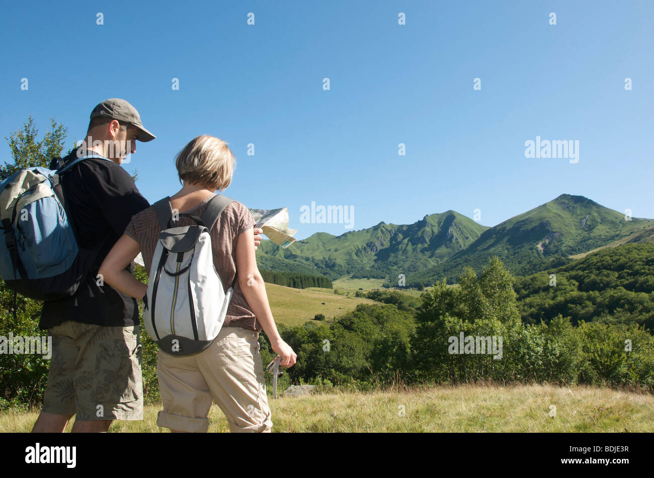 Les marcheurs en France à la recherche sur la carte Banque D'Images