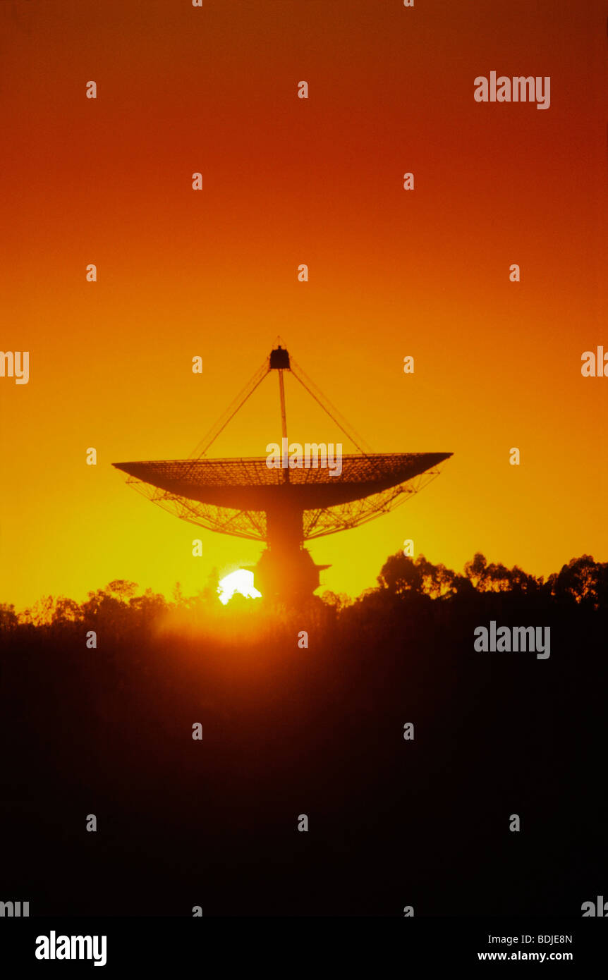 Télescope radio, équipement de réception satellite dish, Sunset Silhouette Banque D'Images