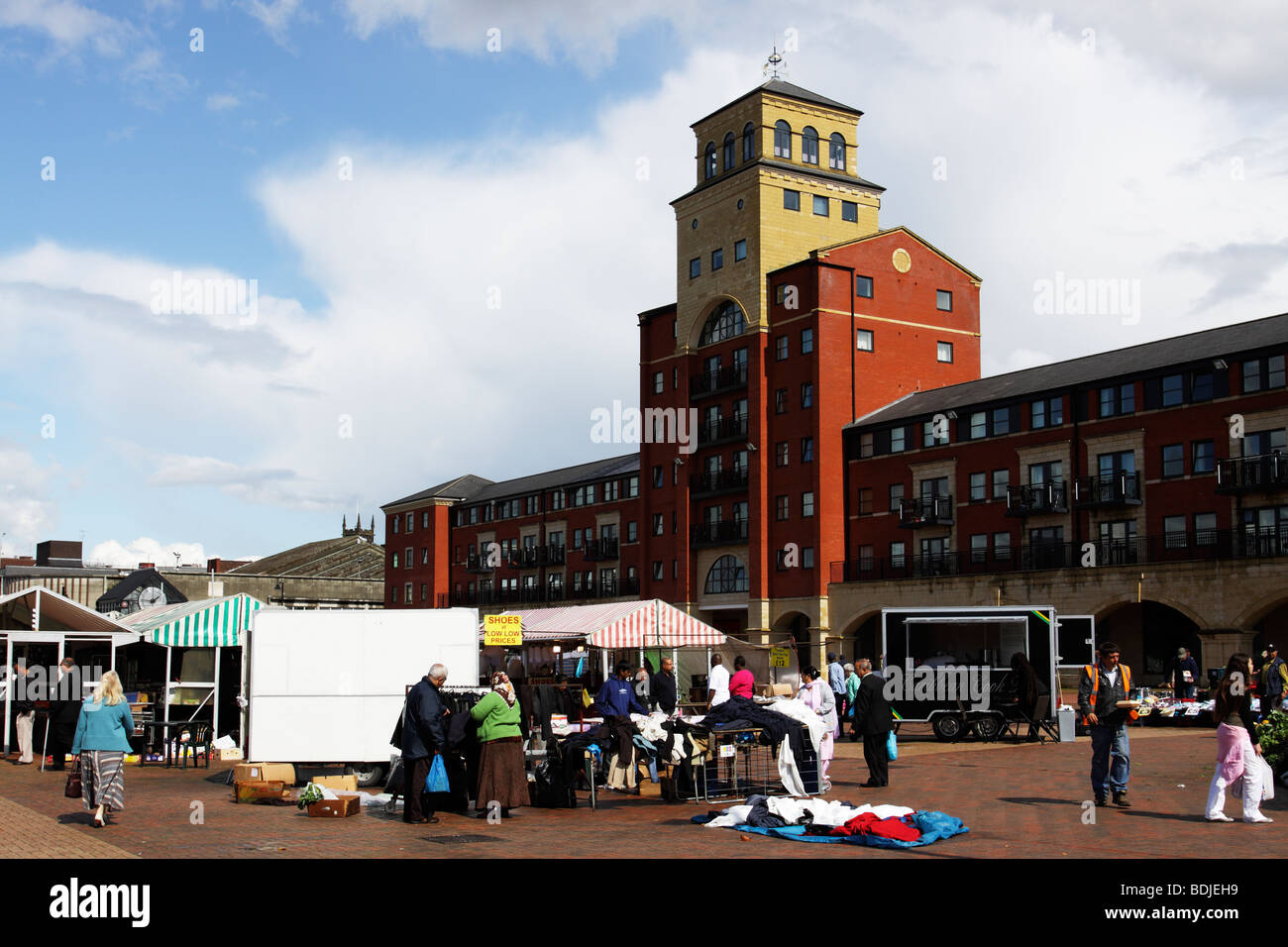 Appartements de luxe donnent sur le marché de la ville de Wolverhampton Banque D'Images