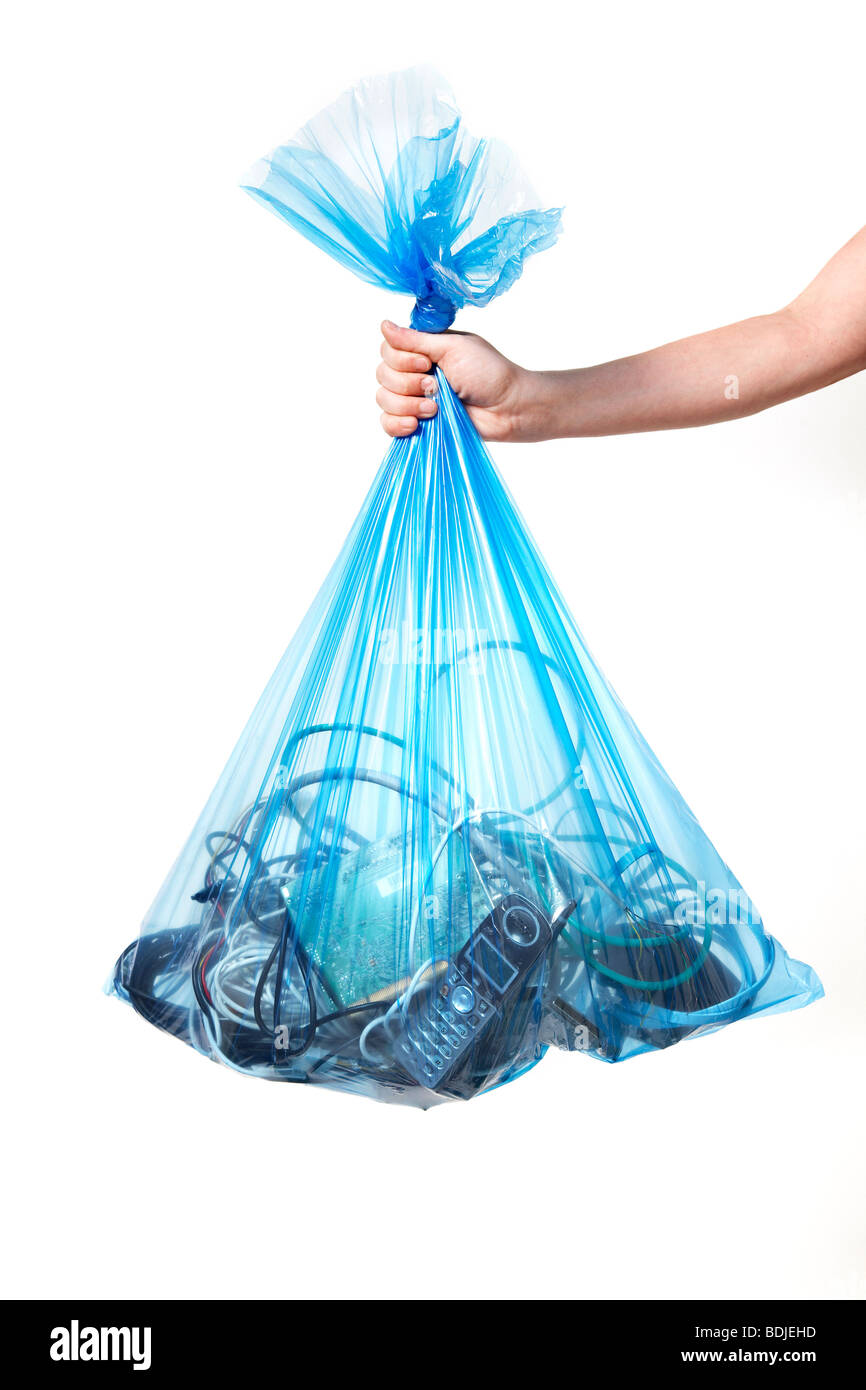 Personne Holding Blue Recycling Bag Full of Electronics Banque D'Images