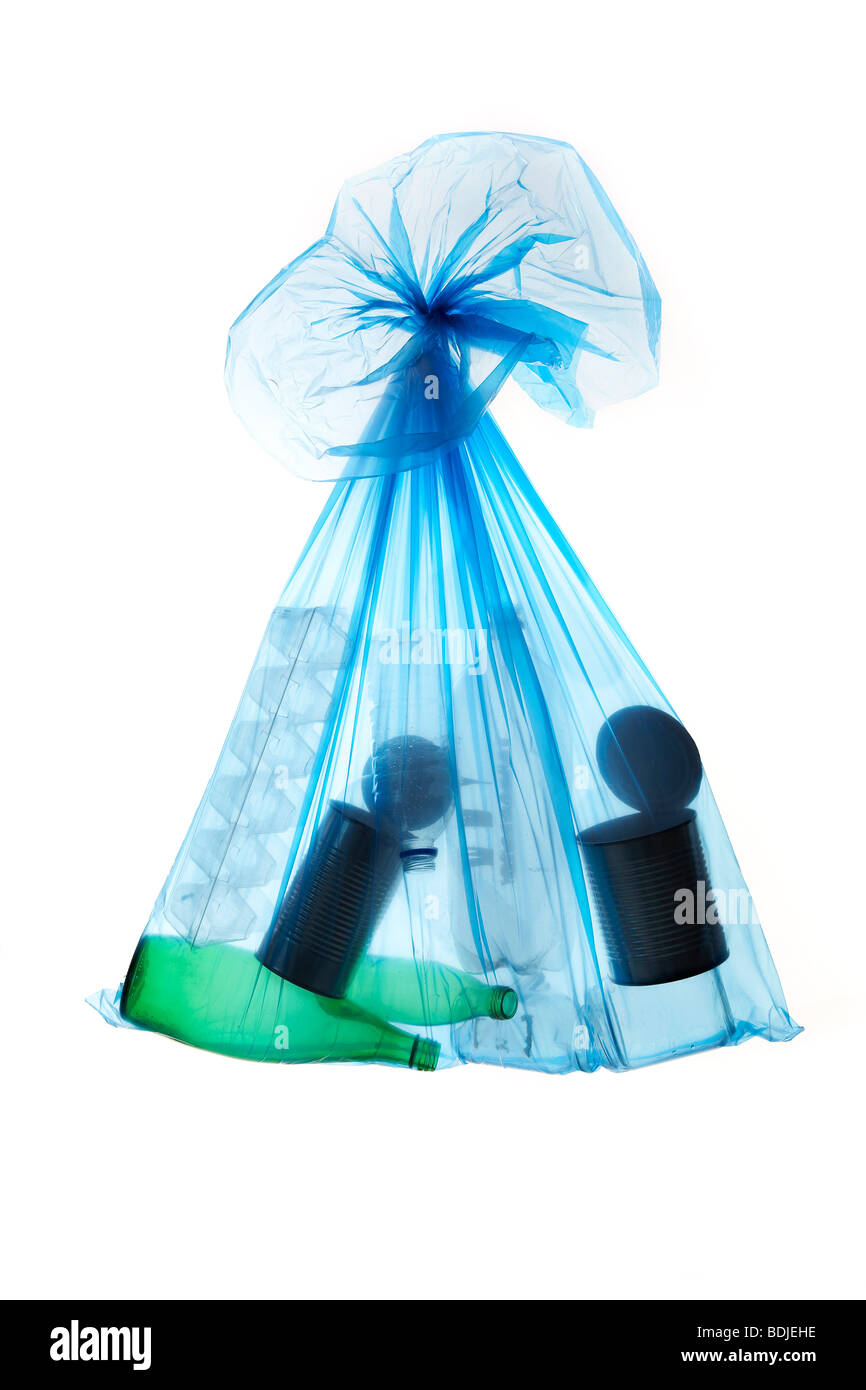 Recyclage bleu sac plein de matériaux recyclables Banque D'Images