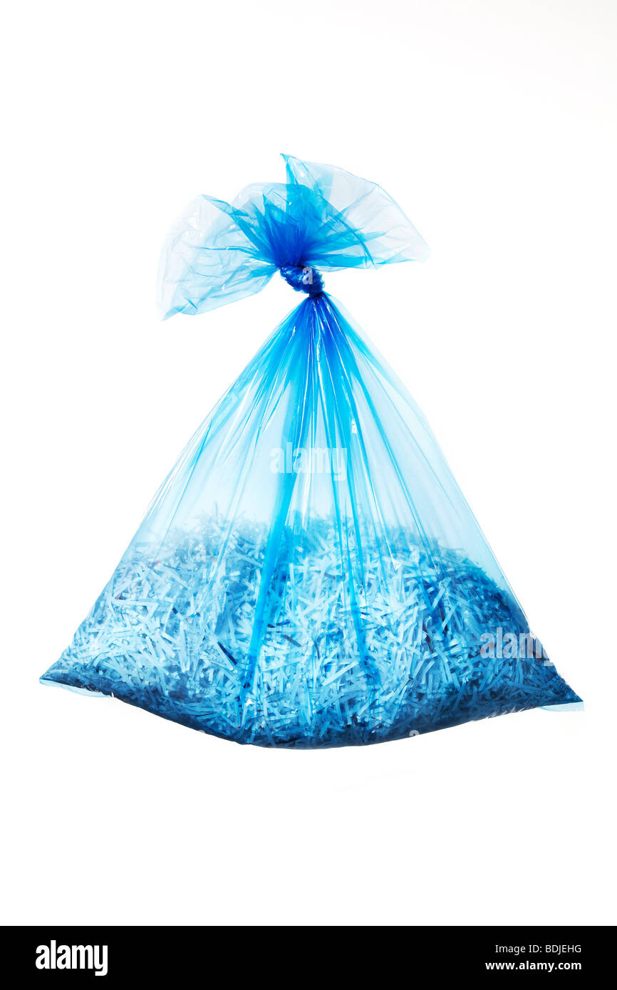Recyclage bleu sac plein de papier déchiqueté Banque D'Images