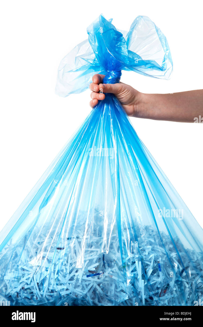 Personne Holding Blue Recycling Bag Full of Shredded Paper Banque D'Images