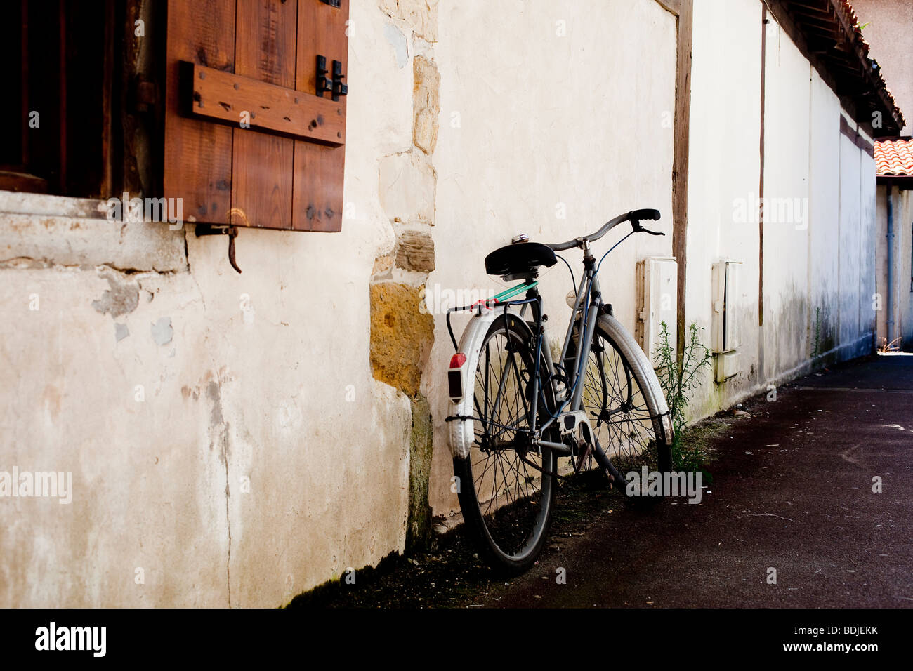 Vieux vélo sur le mur Banque D'Images