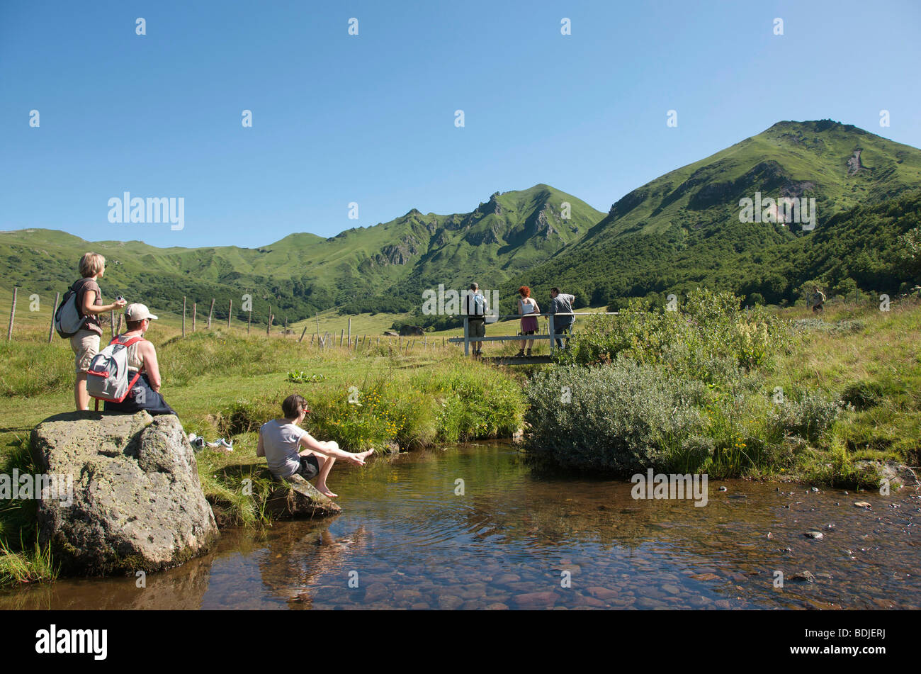 Les randonneurs dans le massif du Sancy. L'Auvergne. La France. Banque D'Images