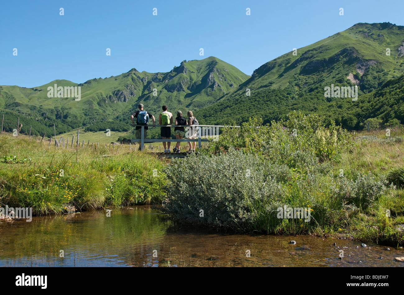 Les randonneurs dans le massif du Sancy. L'Auvergne. La France. Banque D'Images