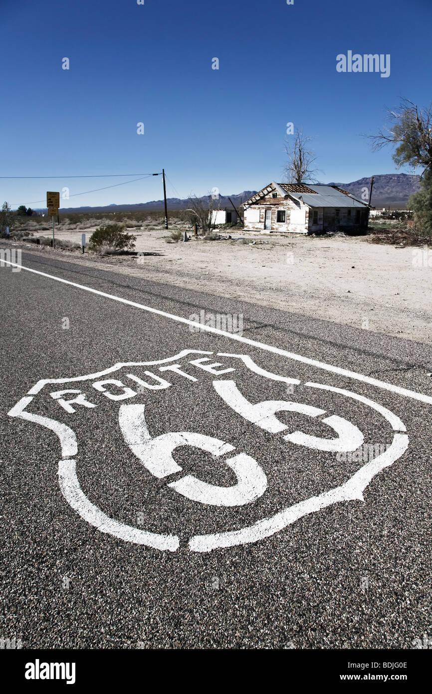 L'Enseigne peinte sur un tronçon de la célèbre Route 66 dans la région de Nevada Banque D'Images