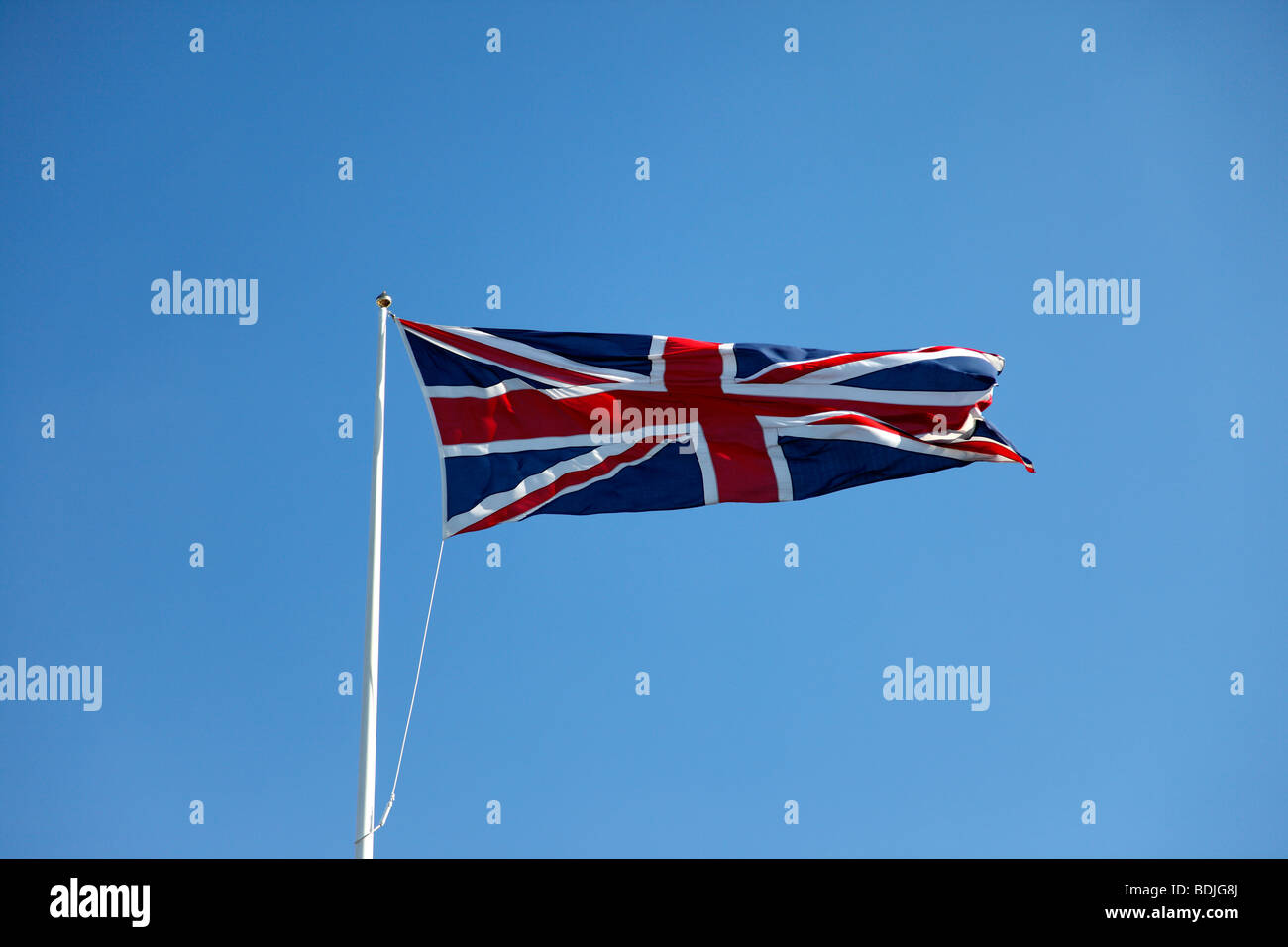 Le climat, le vent, drapeaux, British Union Jack drapeau à la brise contre le ciel bleu. Banque D'Images