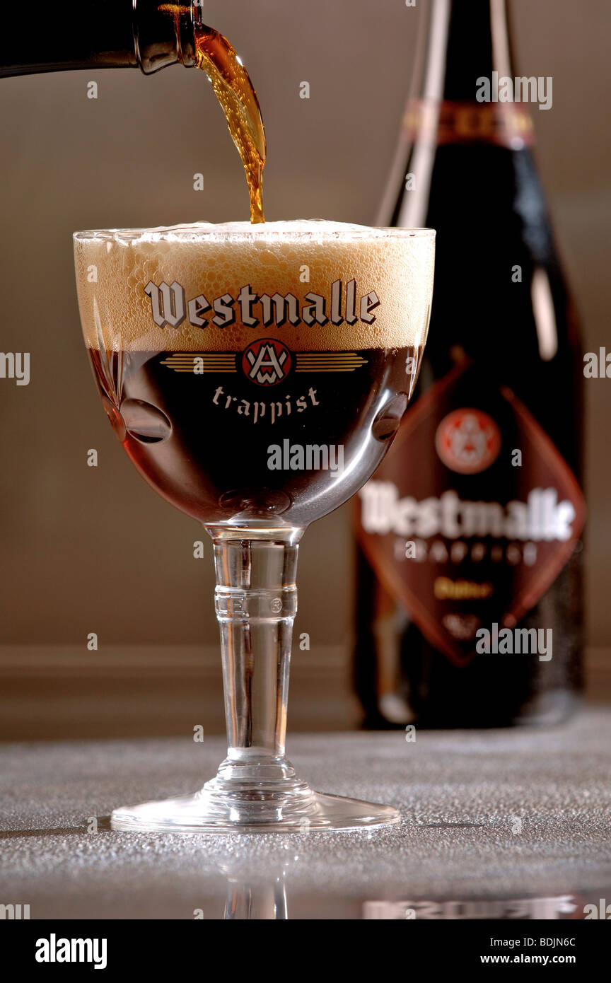 Verser le verre de bière belge trappiste de Westmalle. Banque D'Images