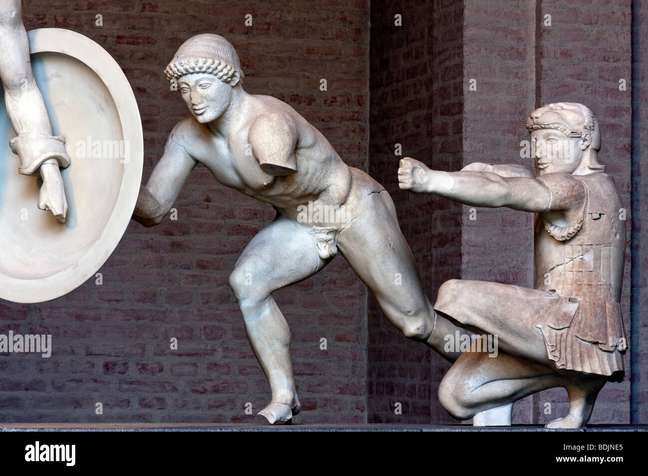 Un guerrier et l'Herakles du fronton est du Temple d'Aphaia à Égine, ca. 480 AV. Banque D'Images