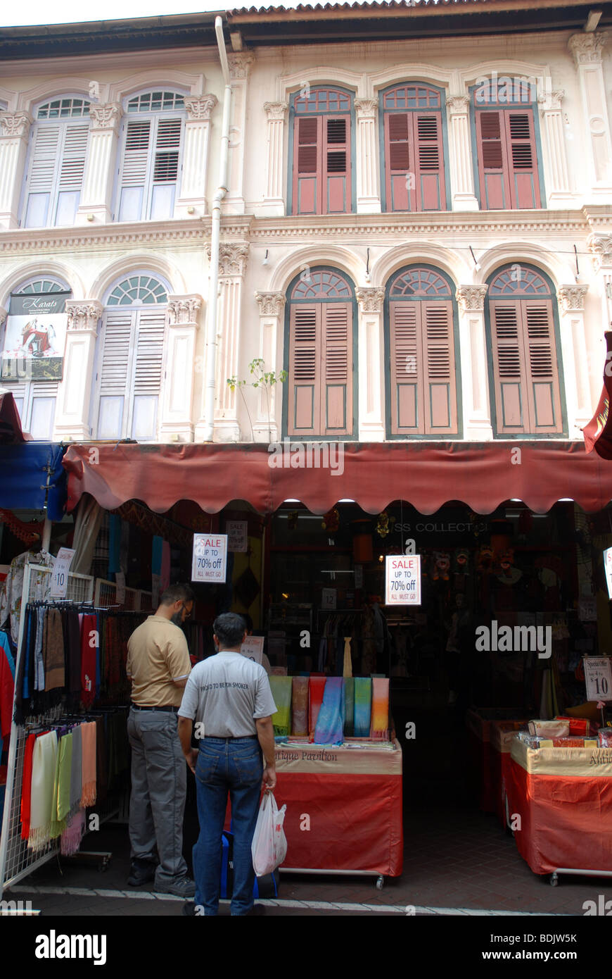 Les hommes au magasin de tissu, Chinatown, Singapour Banque D'Images