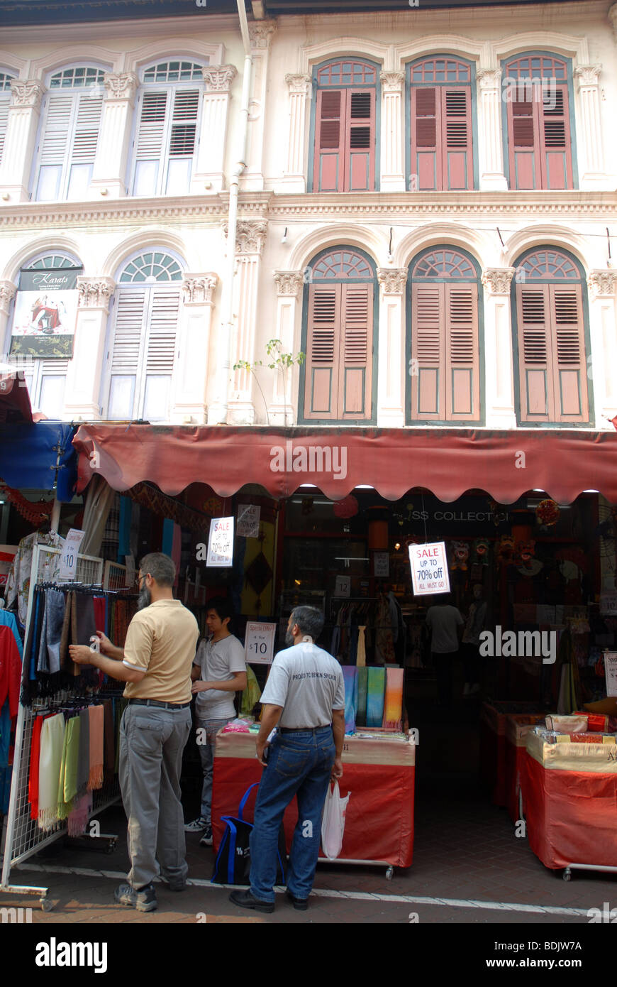 Les hommes à la vente à pashminas, Chinatown, Singapour Banque D'Images