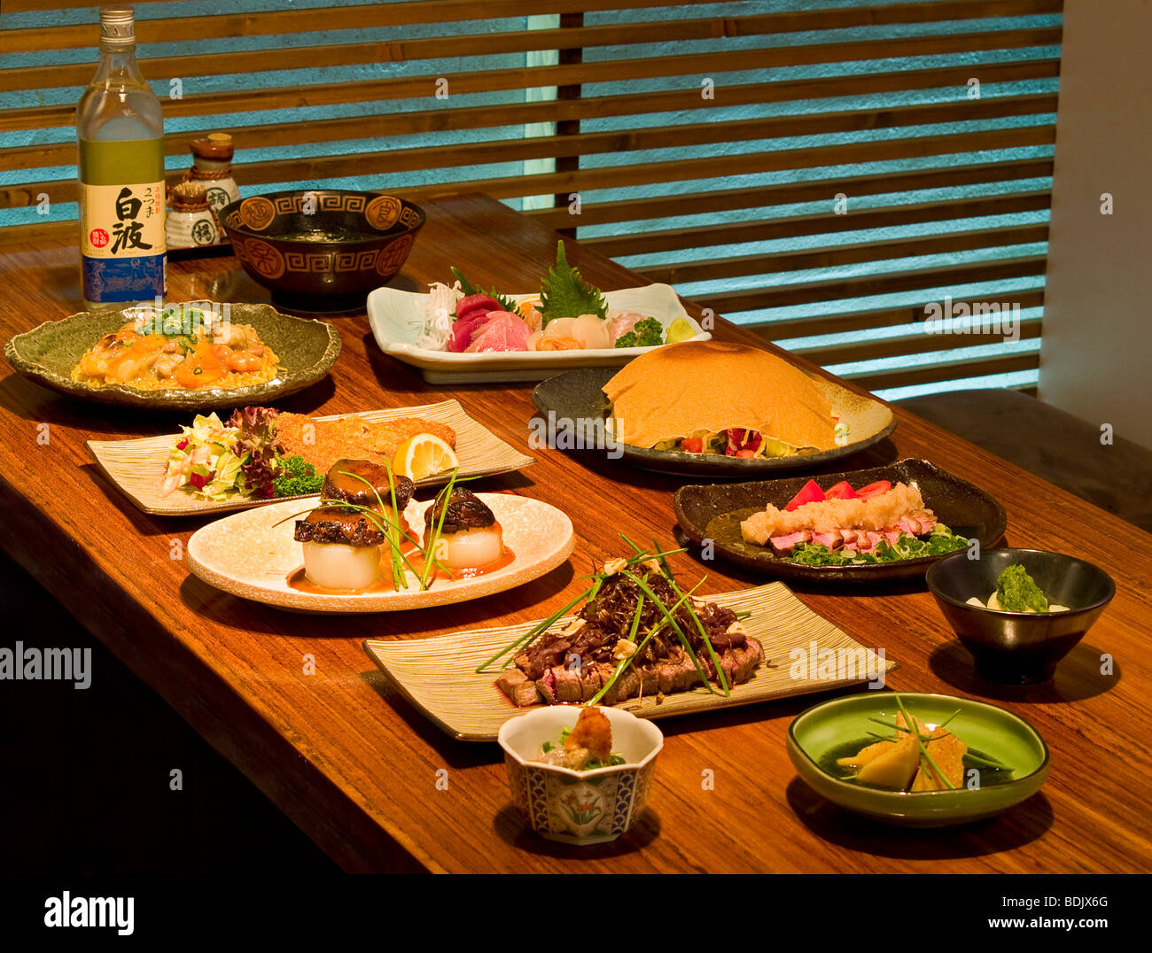 De délicieux aliments japonais calé comme un menu sur une table dans un restaurant japonais Banque D'Images
