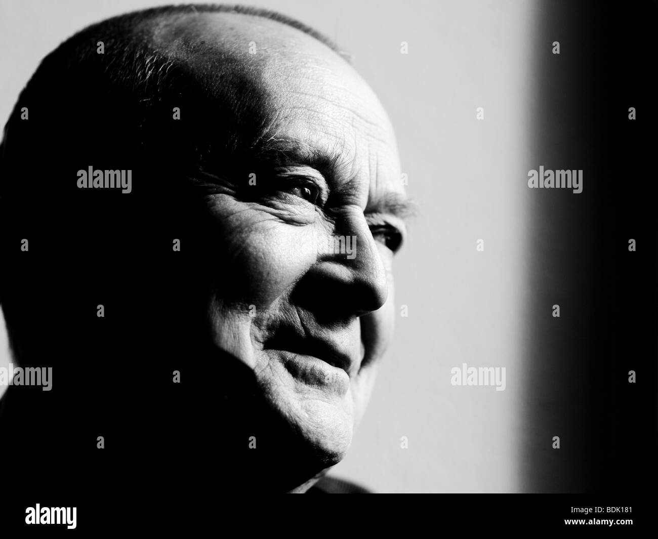 Un homme plus âgé à la triste dans l'obscurité Banque D'Images