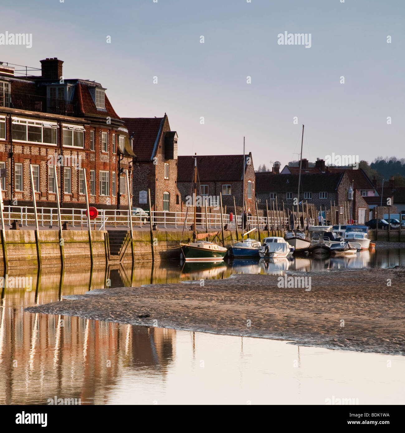 Bateaux amarrés sur le quai Blakeney, Norfolk au crépuscule. Banque D'Images