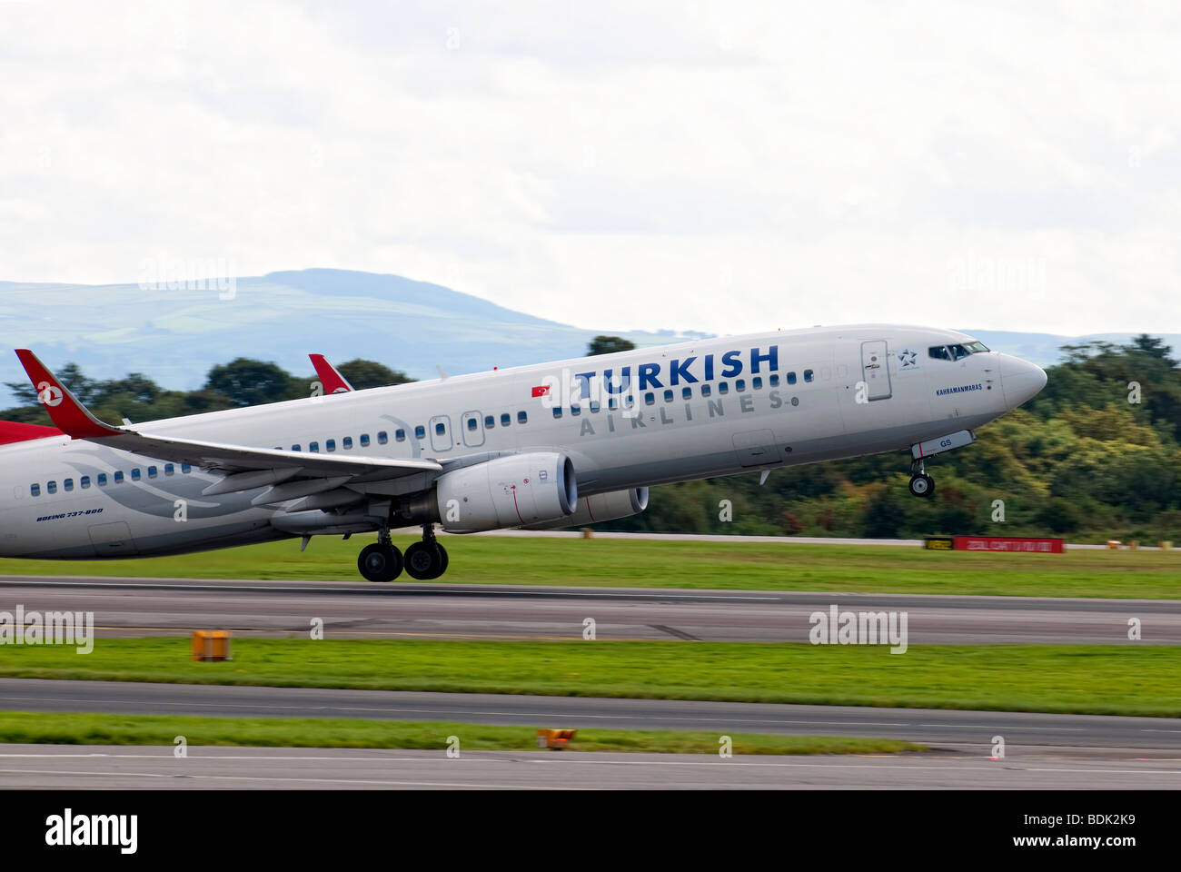 Turkish Airways Boeing 737-8F2 TC-JGS décolle à l'aéroport de Manchester Banque D'Images