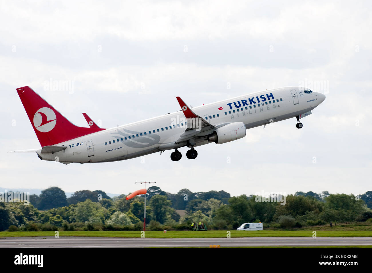 Turkish Airways Boeing 737-8F2 TC-JGS décolle à l'aéroport de Manchester Banque D'Images