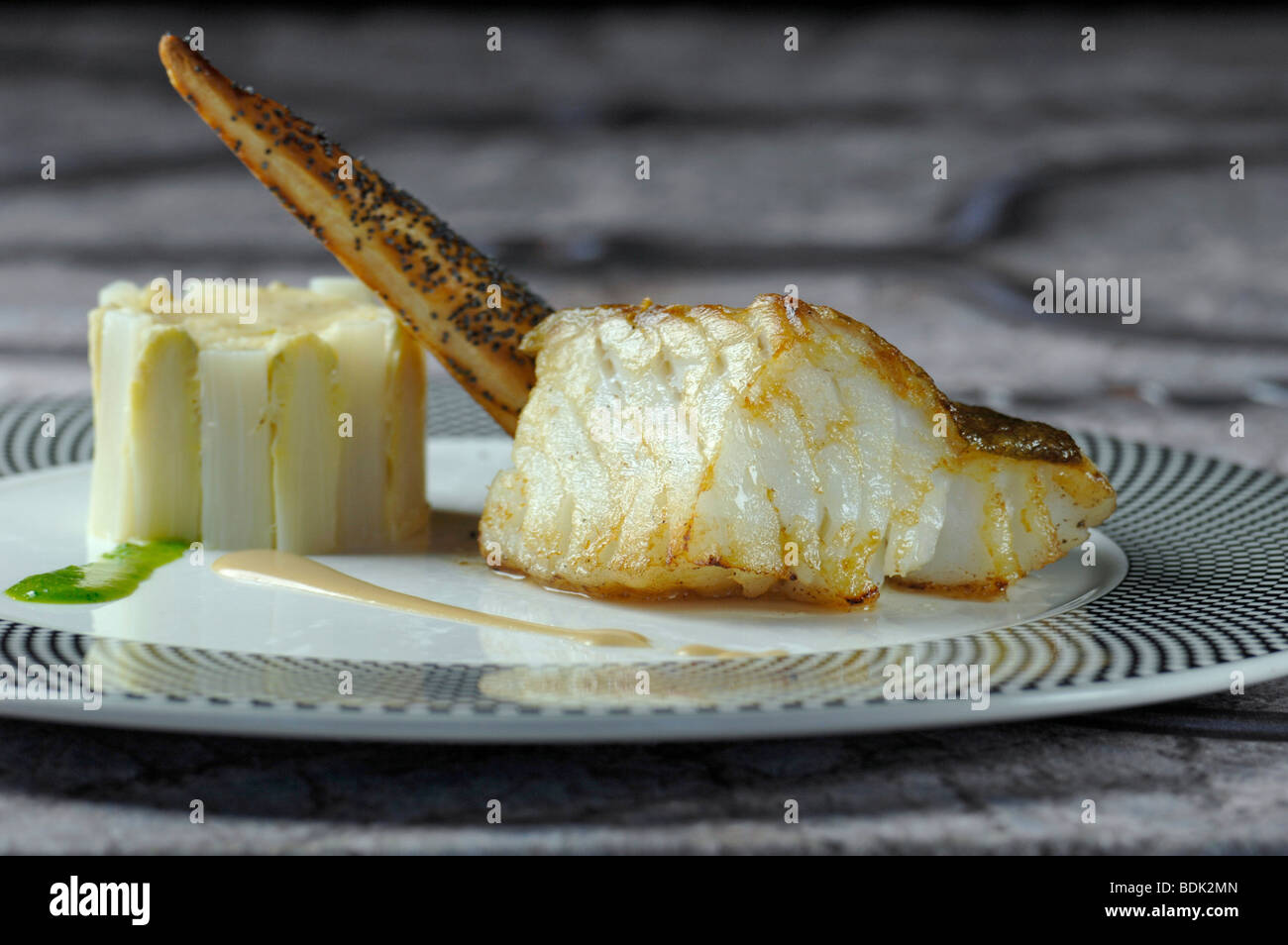 Du poisson cuit au four avec des pointes d'asperge Banque D'Images