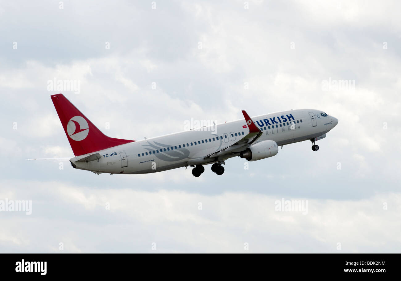 Turkish Airways Boeing 737-8F2 TC-JGS décolle à l'aéroport de Manchester Banque D'Images