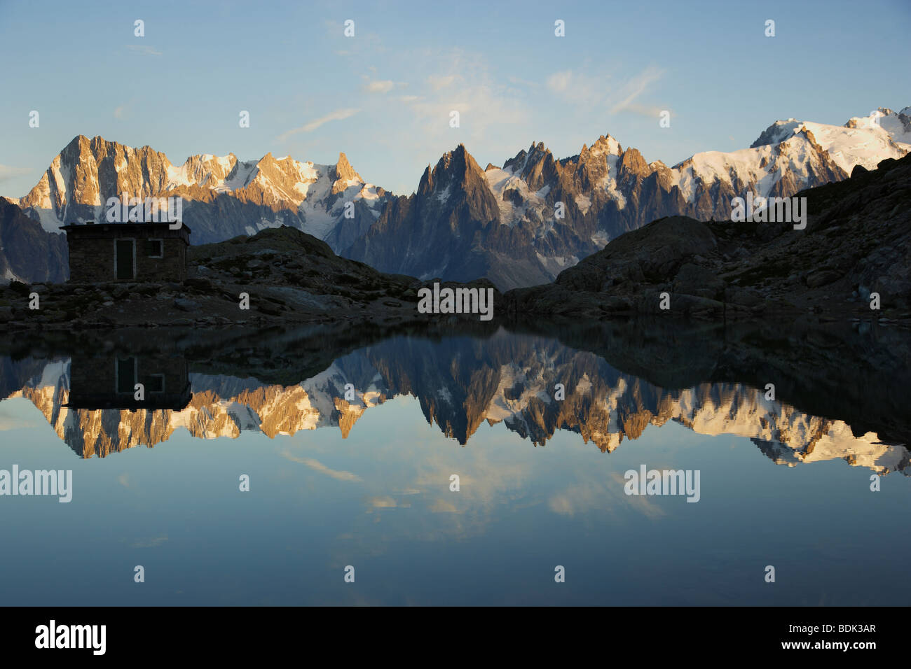 Aiguilles de Chamonix se reflétant dans le Lac Blanc Banque D'Images