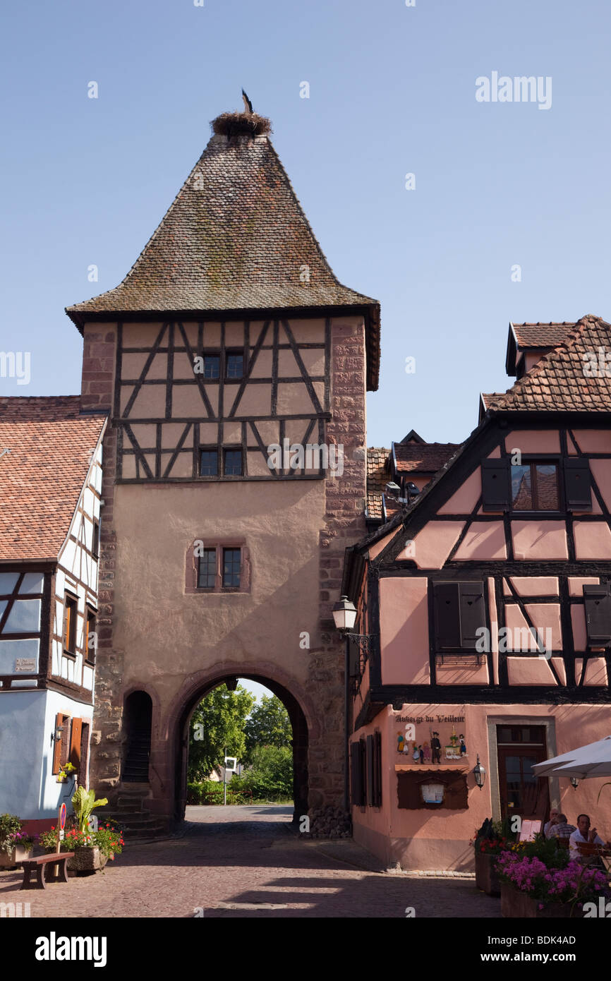 Turckheim Alsace France Europe. Tour de la passerelle et les bâtiments historiques dans le pittoresque village médiéval fortifié sur la route des vins Banque D'Images