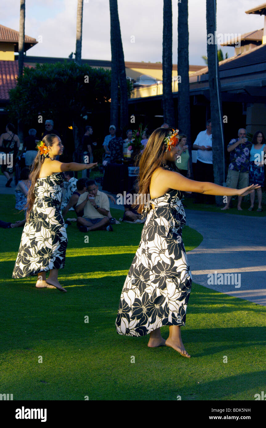 Deux danseurs hula à Sheraton Kauai Resort Poipu HI Banque D'Images