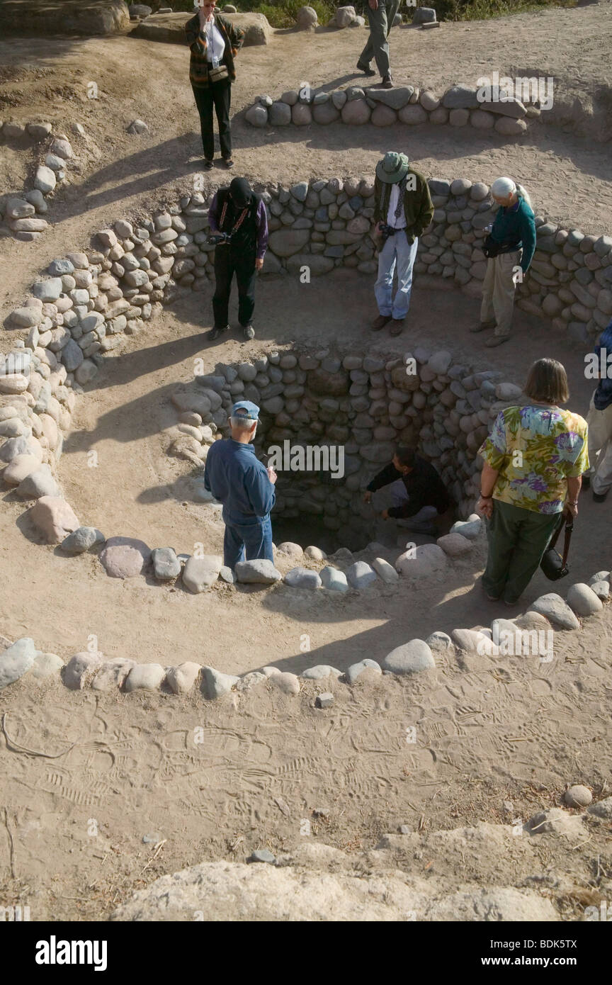 Regarder les voyageurs d'anciennes ruines à Ica, Pérou Banque D'Images