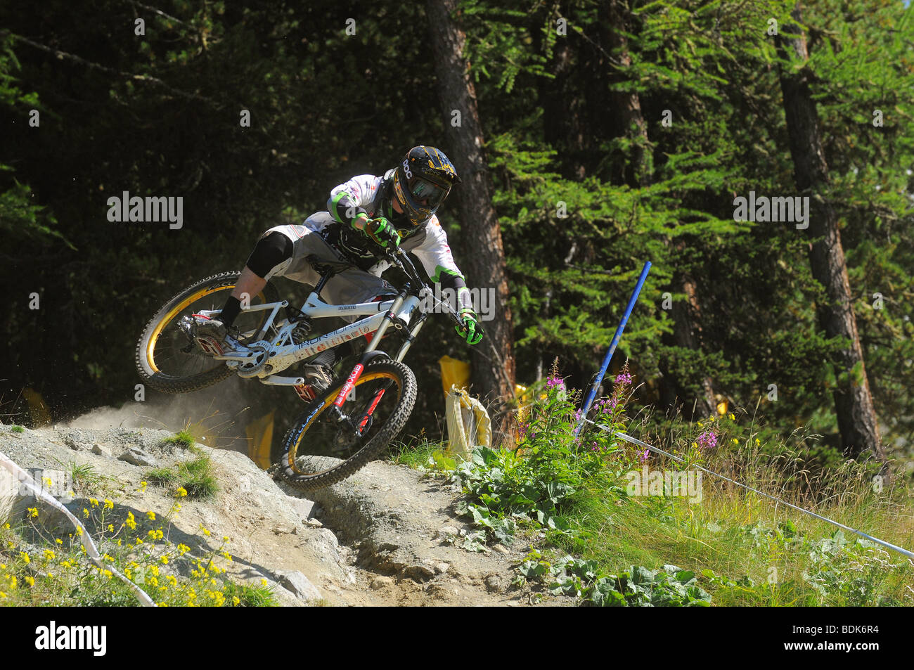 Une descente en vélo de montagne à des sauts de vitesse dans un casque intégral et blindé à Pila dans les Alpes italiennes Banque D'Images