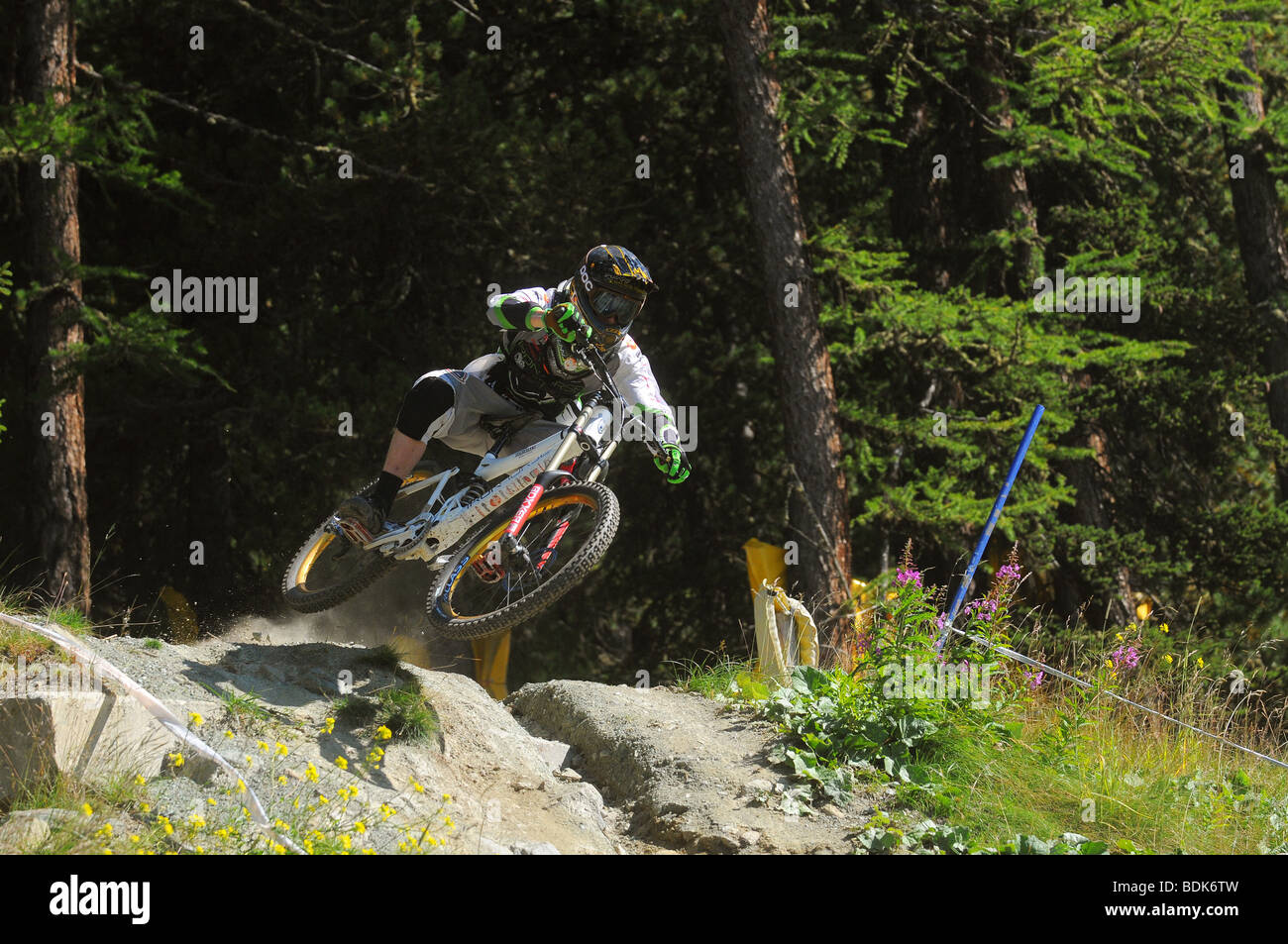 Une descente en vélo de montagne à des sauts de vitesse dans un casque intégral et blindé à Pila dans les Alpes italiennes Banque D'Images