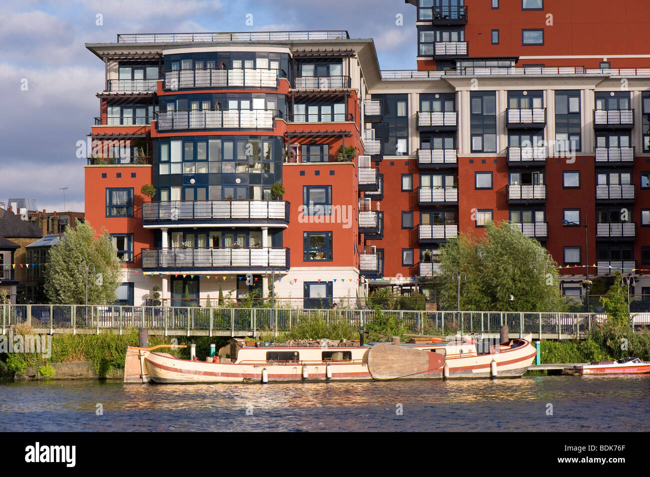 Quai de la charte de développement résidentiel donnant sur la rivière Thames, Kingston upon Thames, Surrey, Royaume-Uni Banque D'Images