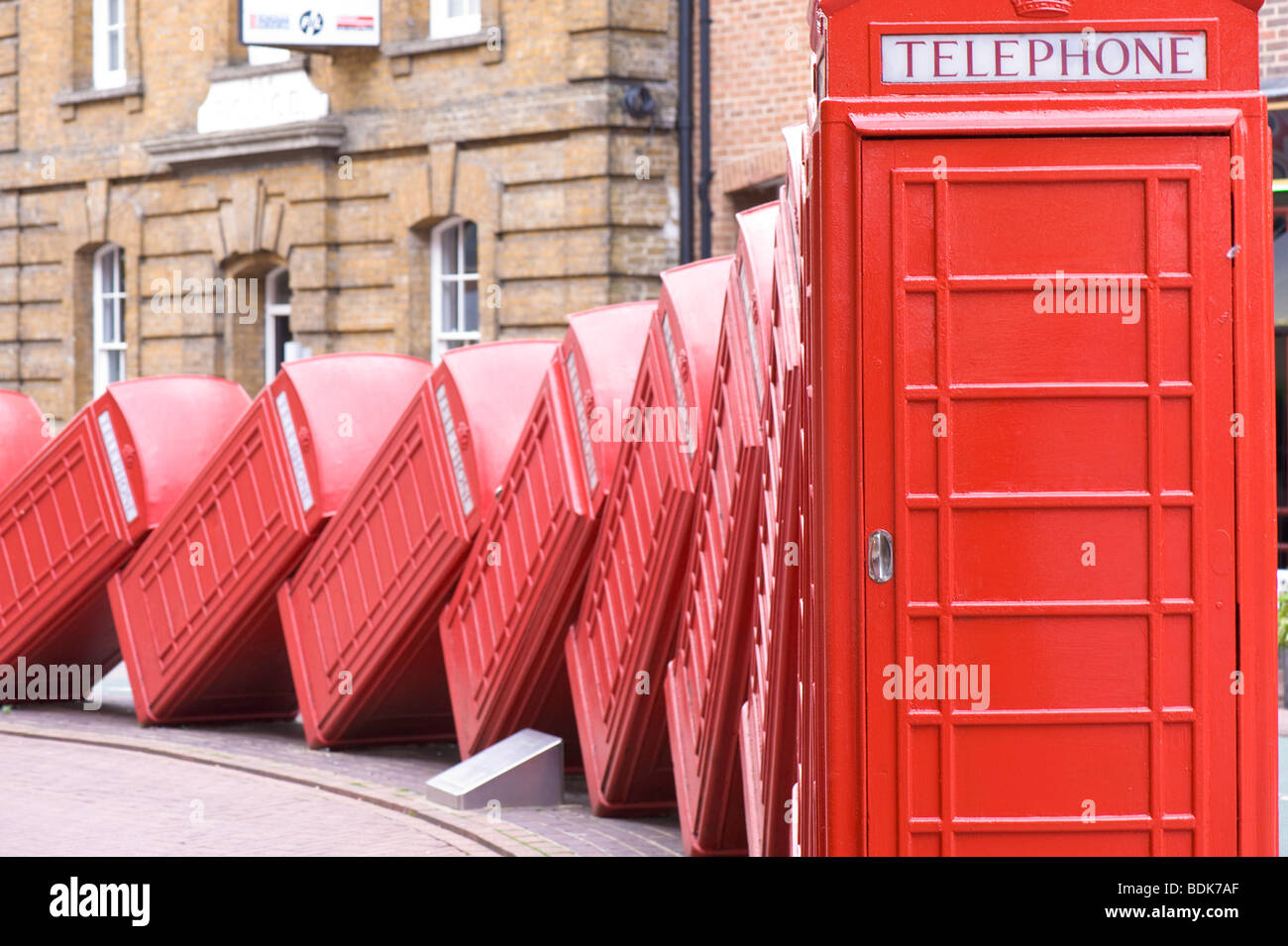 Téléphone rouge nouvelles boîtes d'installation d'art moderne, Kingston upon Thames, Surrey, Royaume-Uni Banque D'Images
