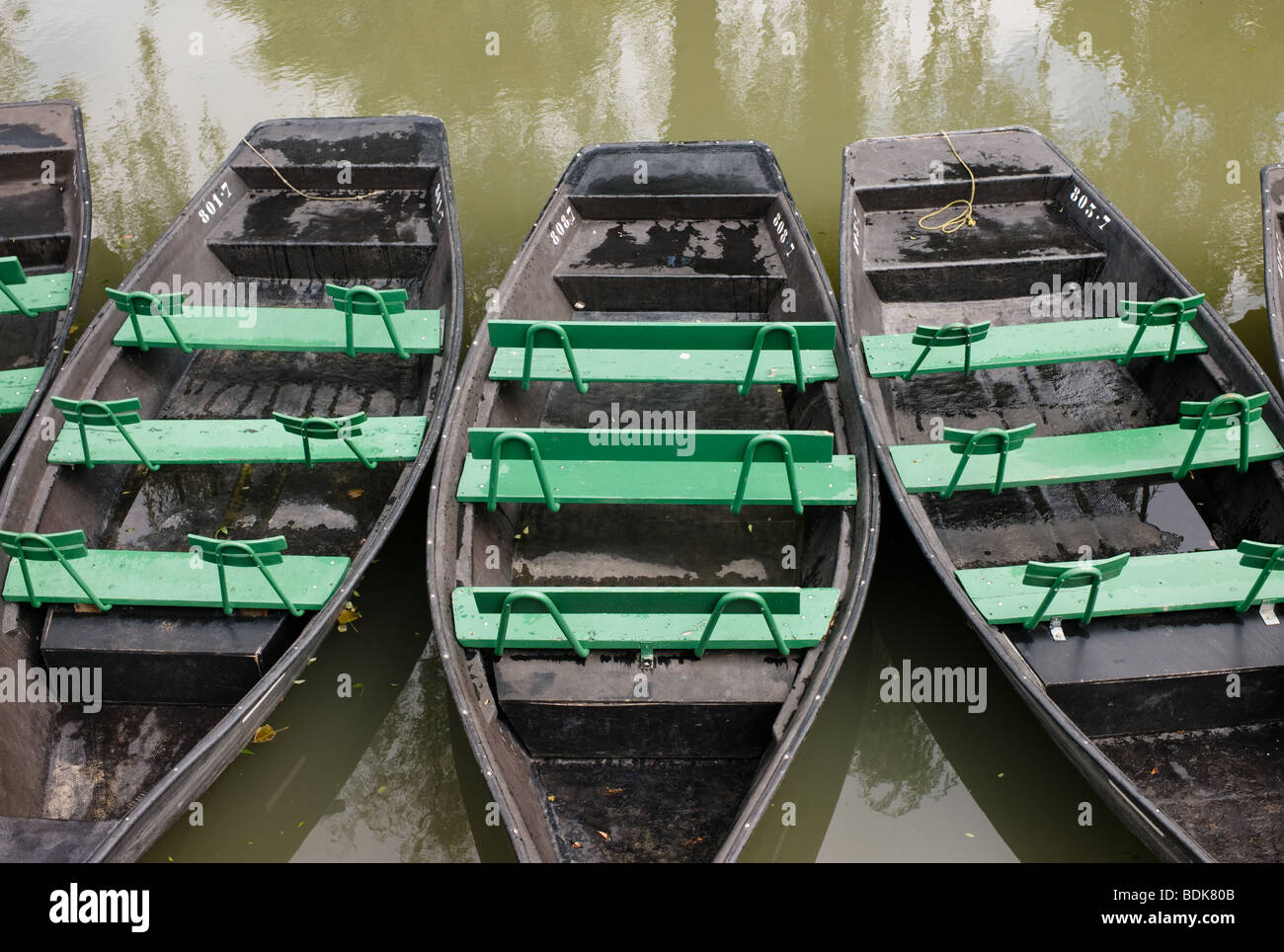 Vide bateaux sous la pluie sur la rivière Sèvre dans la ville française de Coulon Banque D'Images