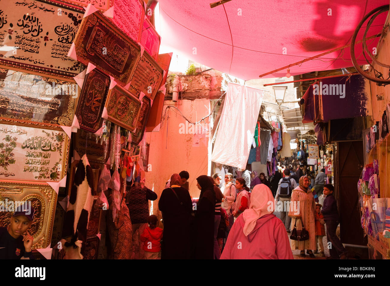 Fes, Maroc, shoppers dans souk Banque D'Images