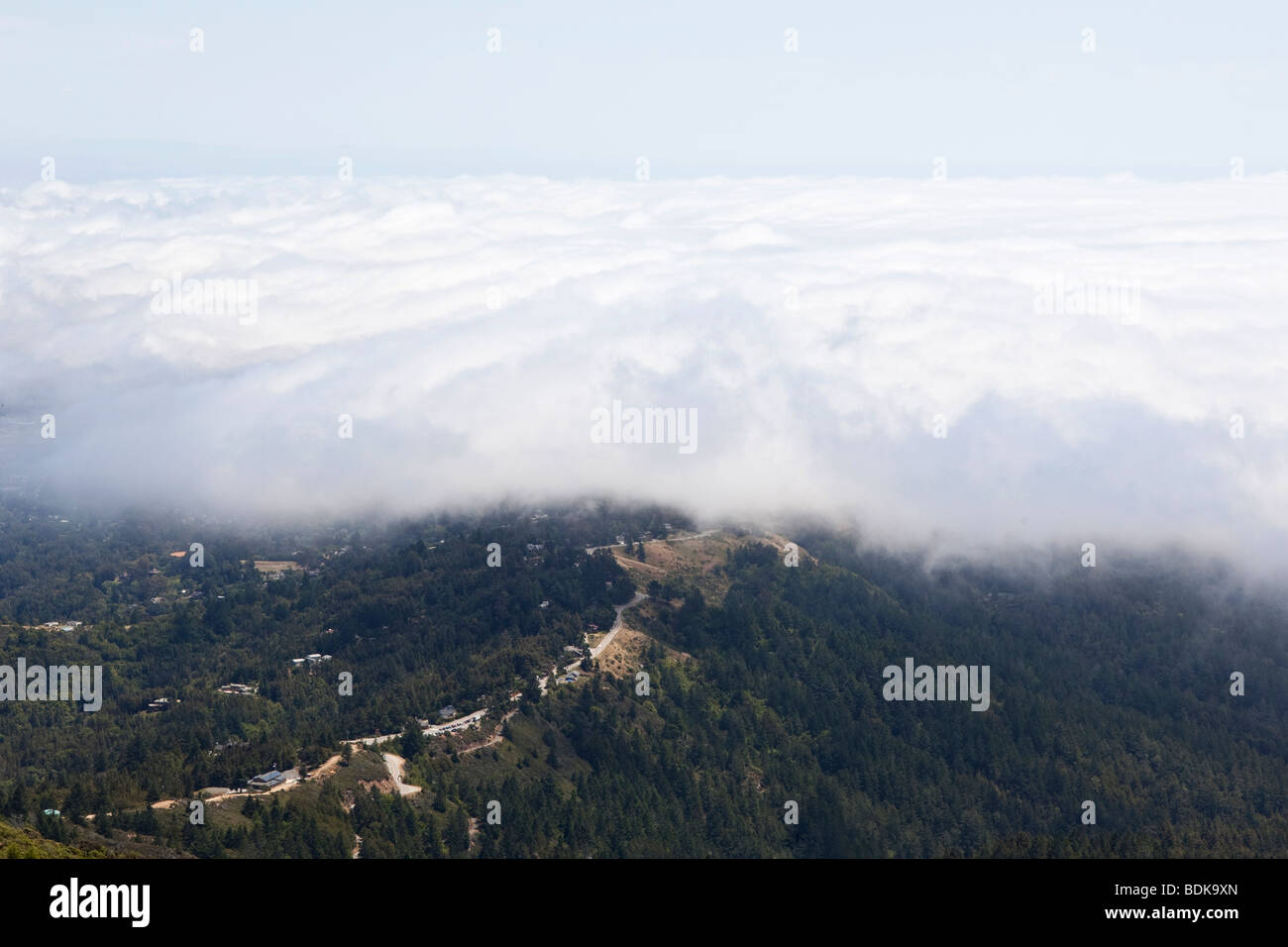 Rouler dans un épais brouillard sur San Francisco et les environs vus de très haut sur le Mont Tamalpais Banque D'Images