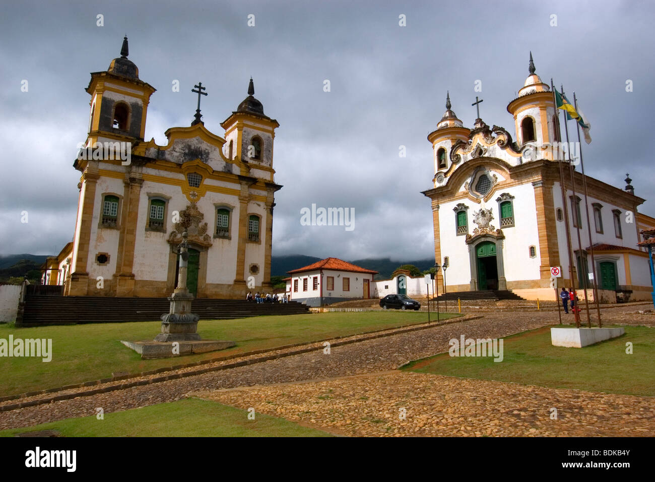 Églises coloniales à Praça da Matriz, historique site du patrimoine mondial, Mariana, Minas Gerais, Brésil Banque D'Images
