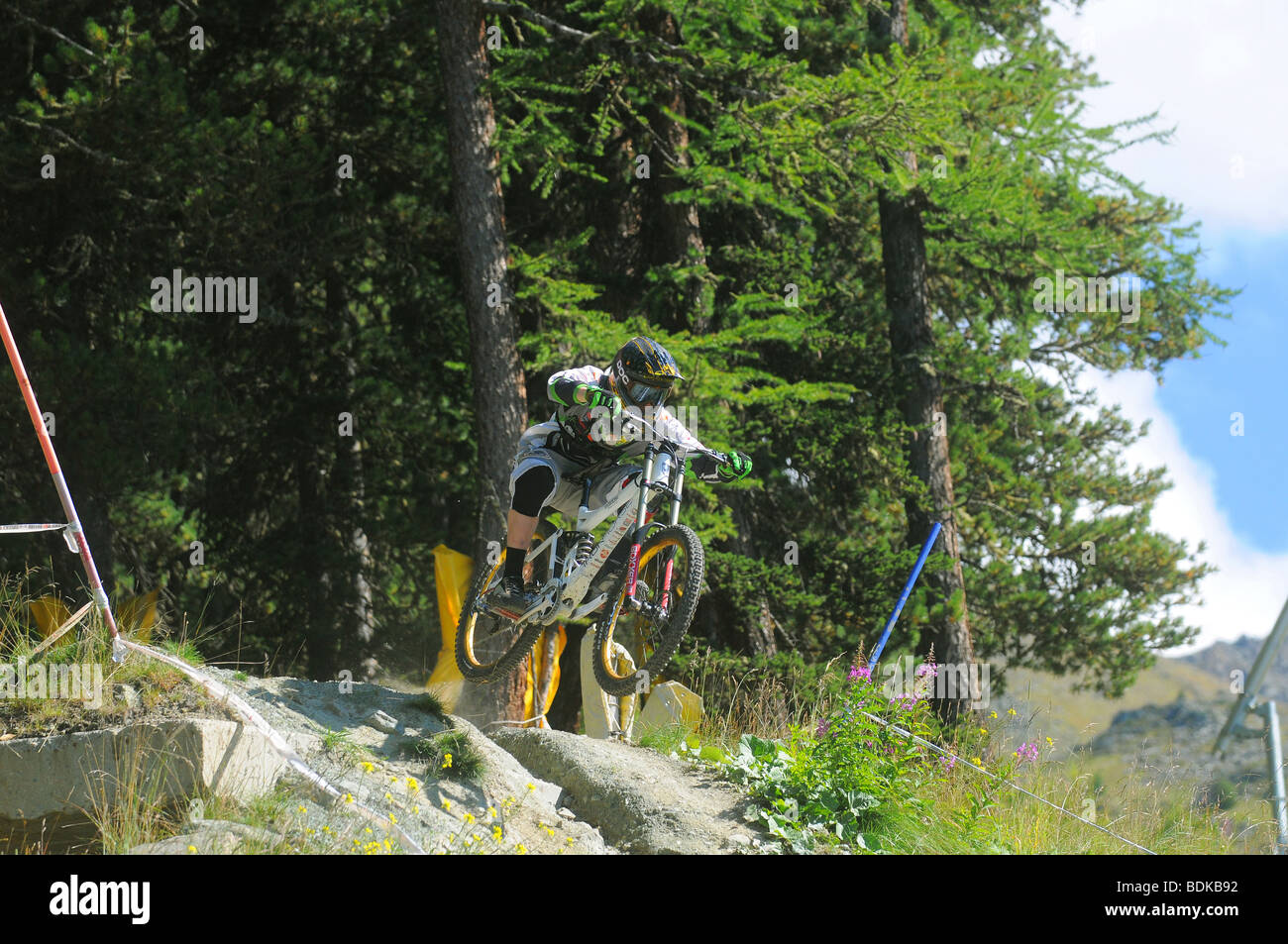 Une descente en vélo de montagne à des sauts de vitesse dans un casque intégral et blindé à Pila dans les Alpes italiennes Banque D'Images