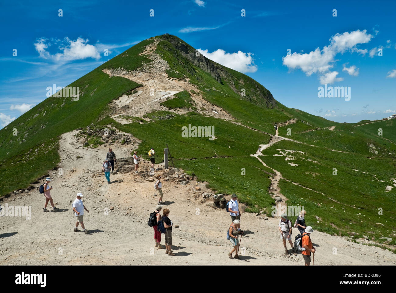 Les promeneurs presque le sommet du Puy de Sancy, Auvergne, France Banque D'Images