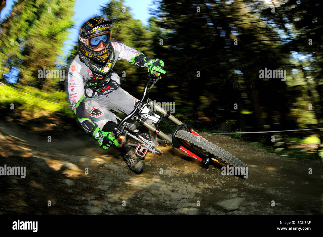 Une descente en vélo de montagne à la vitesse dans un casque intégral et blindé à Pila dans les Alpes italiennes Banque D'Images