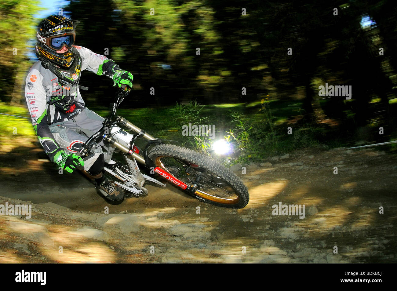 Une descente en vélo de montagne à la vitesse dans un casque intégral et blindé à Pila dans les Alpes italiennes Banque D'Images