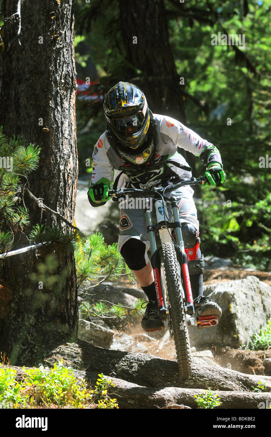 Une descente en vélo de montagne manèges de vitesse sur racines dans un casque intégral et blindé à Pila dans les Alpes italiennes Banque D'Images