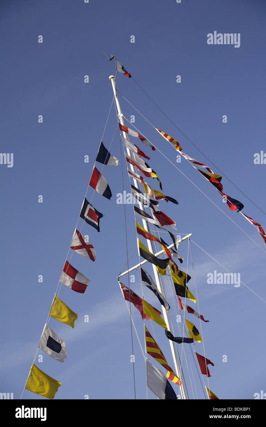 Mât régate ciel bleu, symbolbanderole bannerol pennant bannière fanion couleurs emblème ensign gonfalon, jack standard pennon Banque D'Images