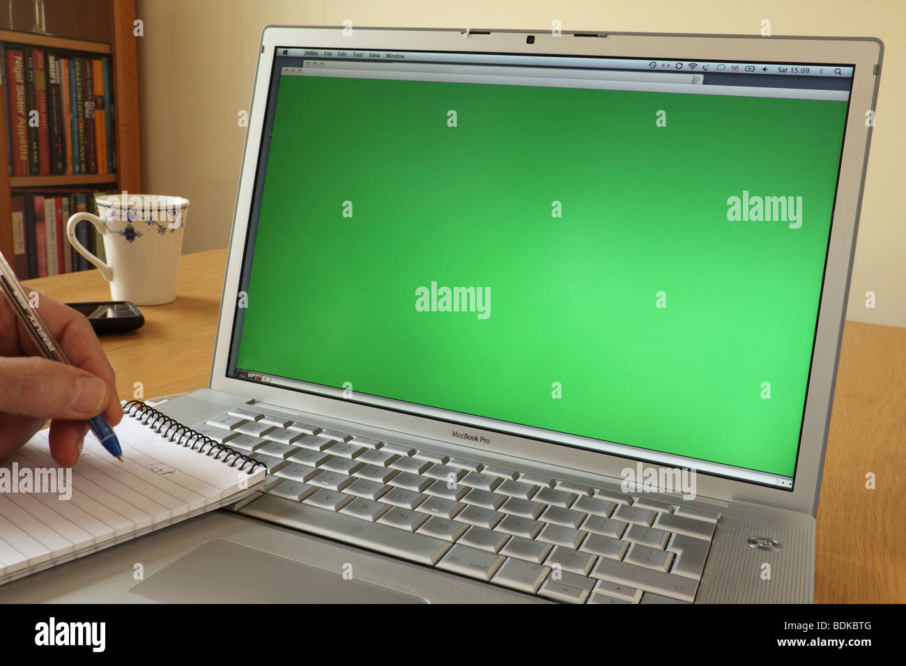 Ordinateur avec écran vert pour l'entrée Banque D'Images