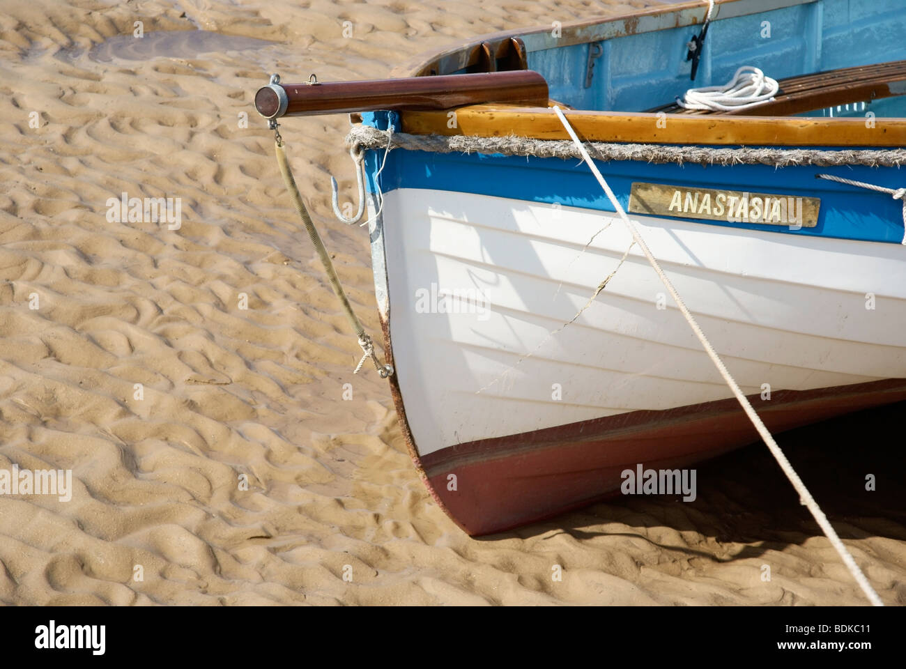 La proue d'un petit bateau à voile bleu et blanc Banque D'Images