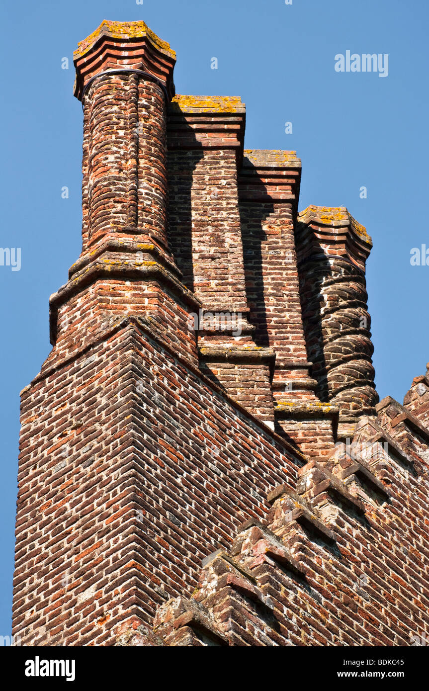 Les cheminées en briques complexes à Chenies Manor House, dans le Buckinghamshire, Royaume-Uni, datant de la période Tudor Banque D'Images