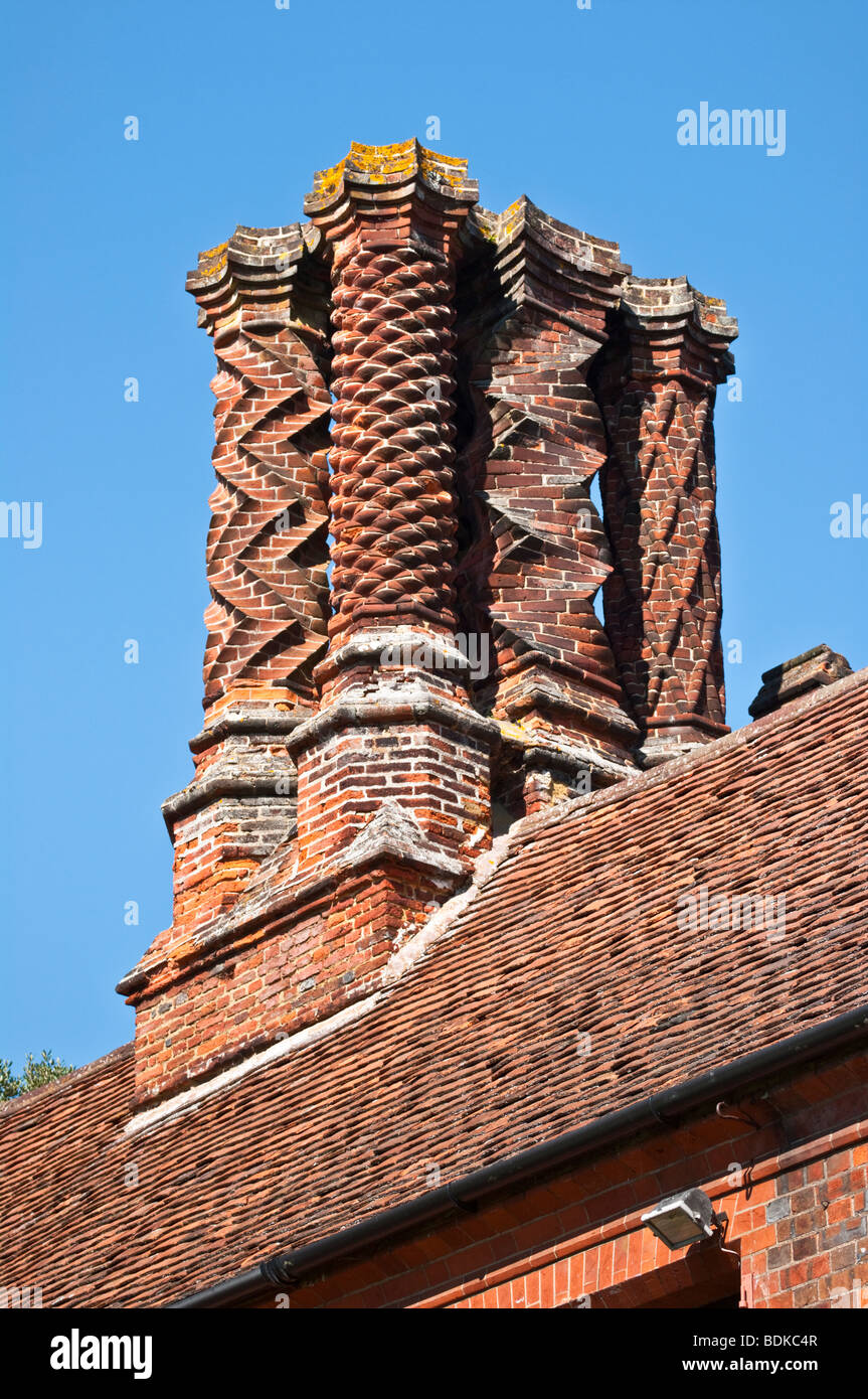 Les cheminées en briques complexes à Chenies Manor House, dans le Buckinghamshire, Royaume-Uni, datant de la période Tudor Banque D'Images