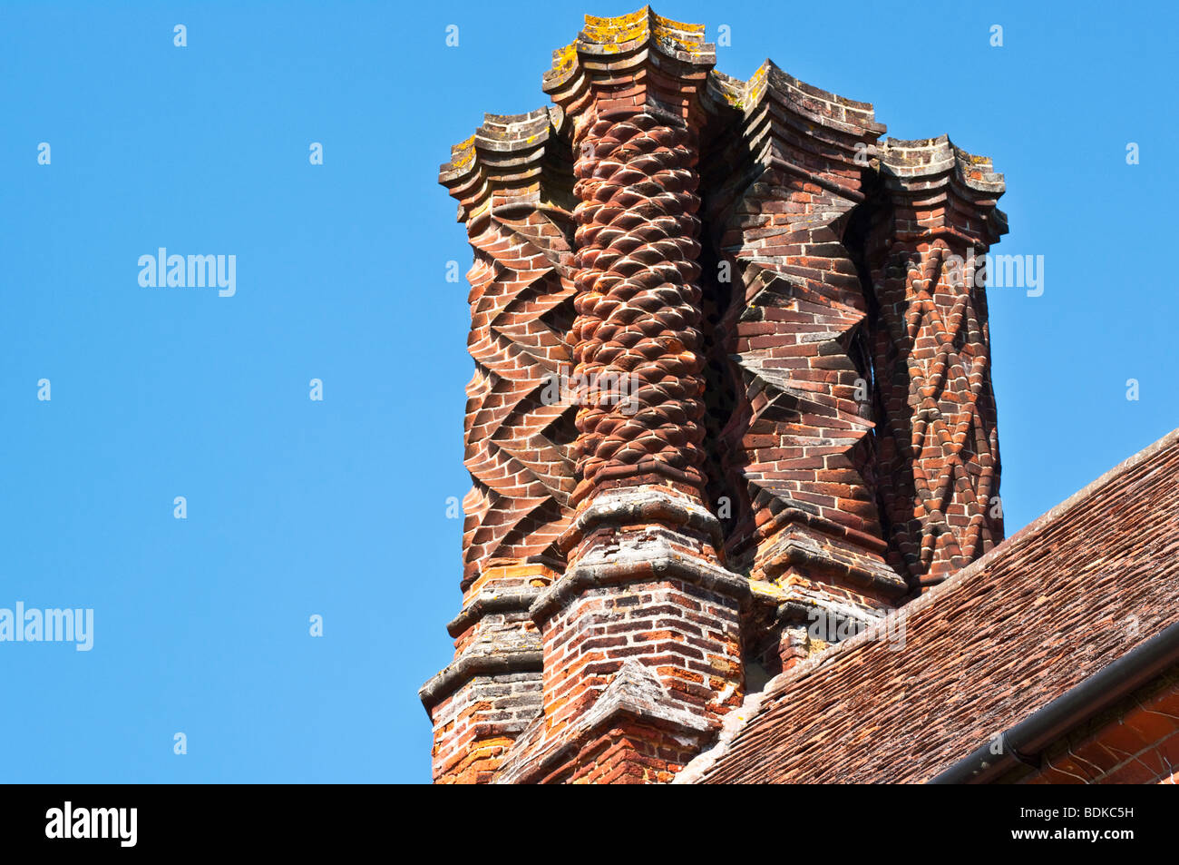 Les cheminées en briques complexes à Chenies Manor House, dans le Buckinghamshire, Royaume-Uni, datant de la période Tudor Banque D'Images