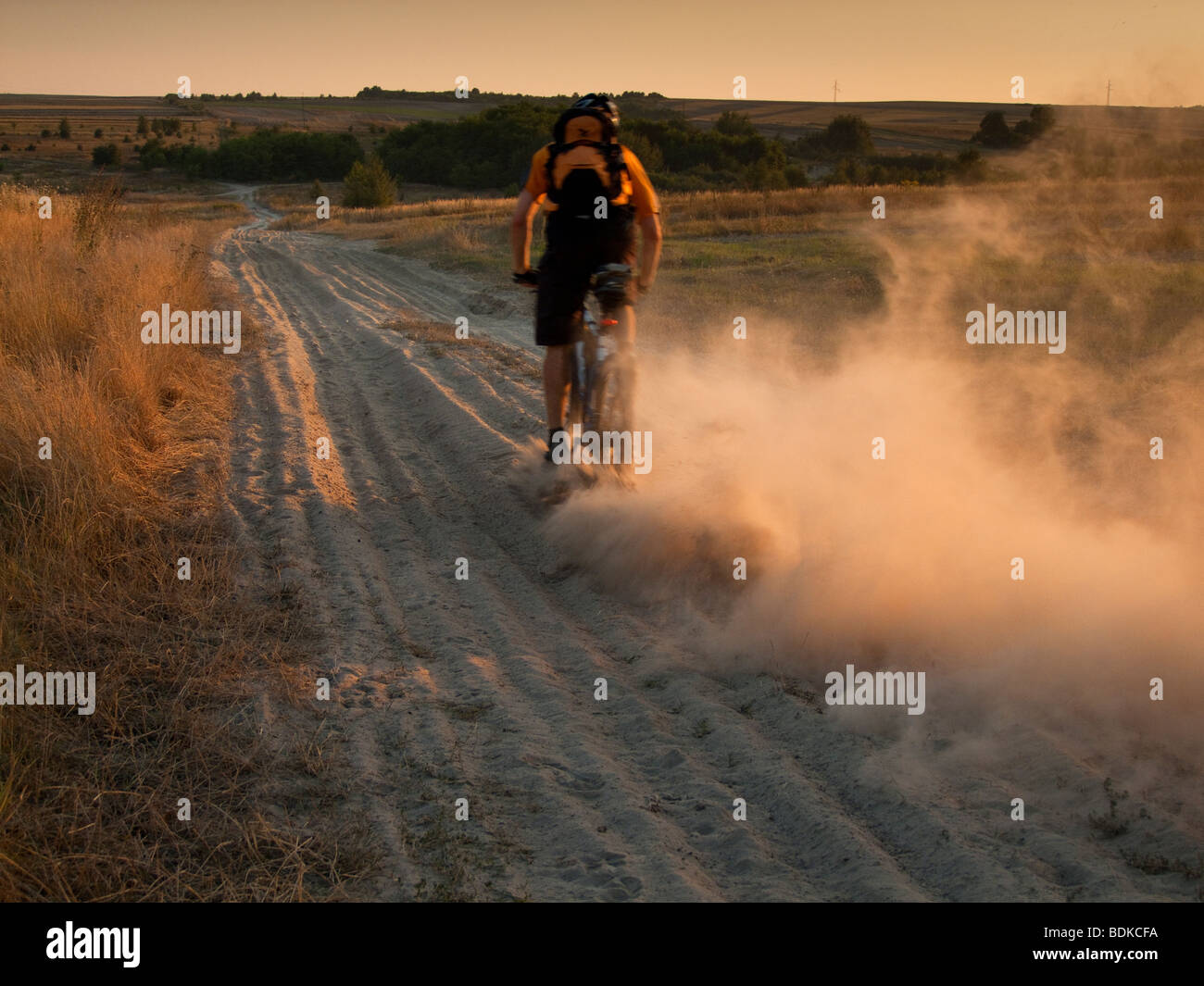 Sur la route de poussière cycliste Banque D'Images