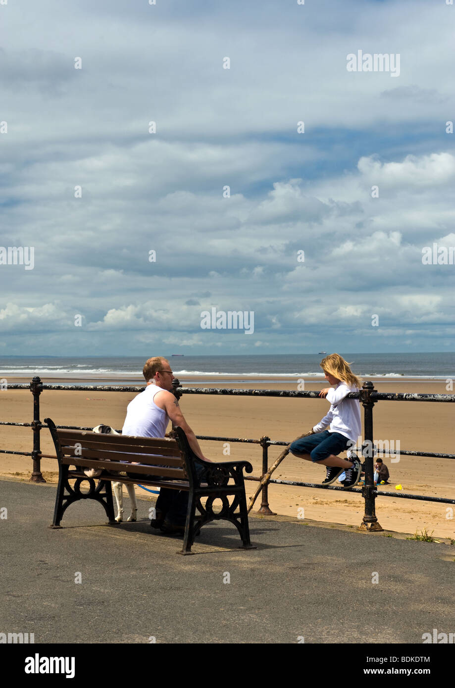 Père et fille à la mer Banque D'Images