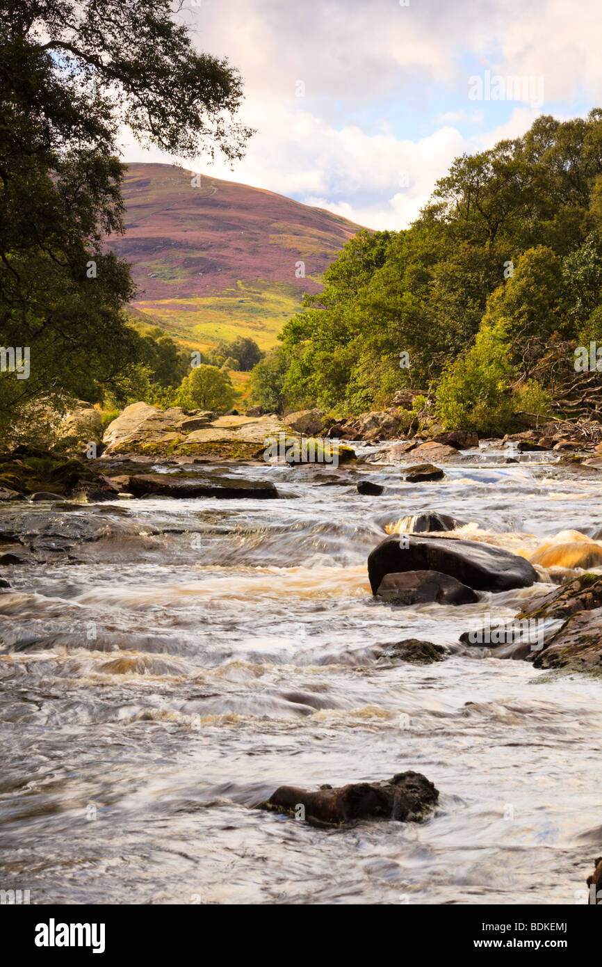 La rivière North Esk qui coule du Loch Lee à Glen Esk., Angus, Écosse Banque D'Images