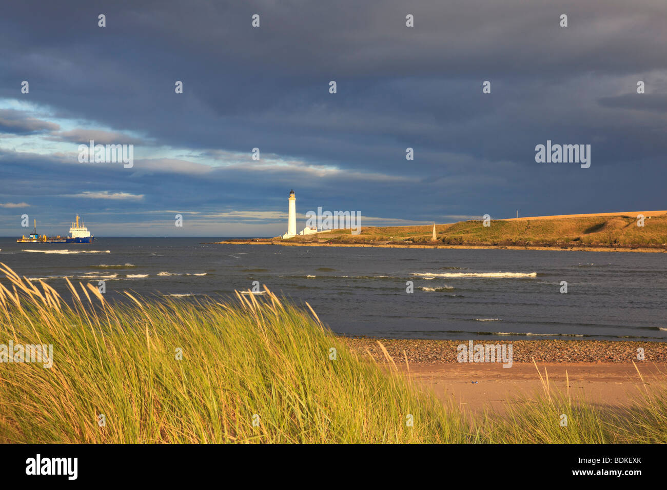 Phare de Scurdie Ness avec un ciel sombre orageux., Montrose. Angus, Écosse. Banque D'Images